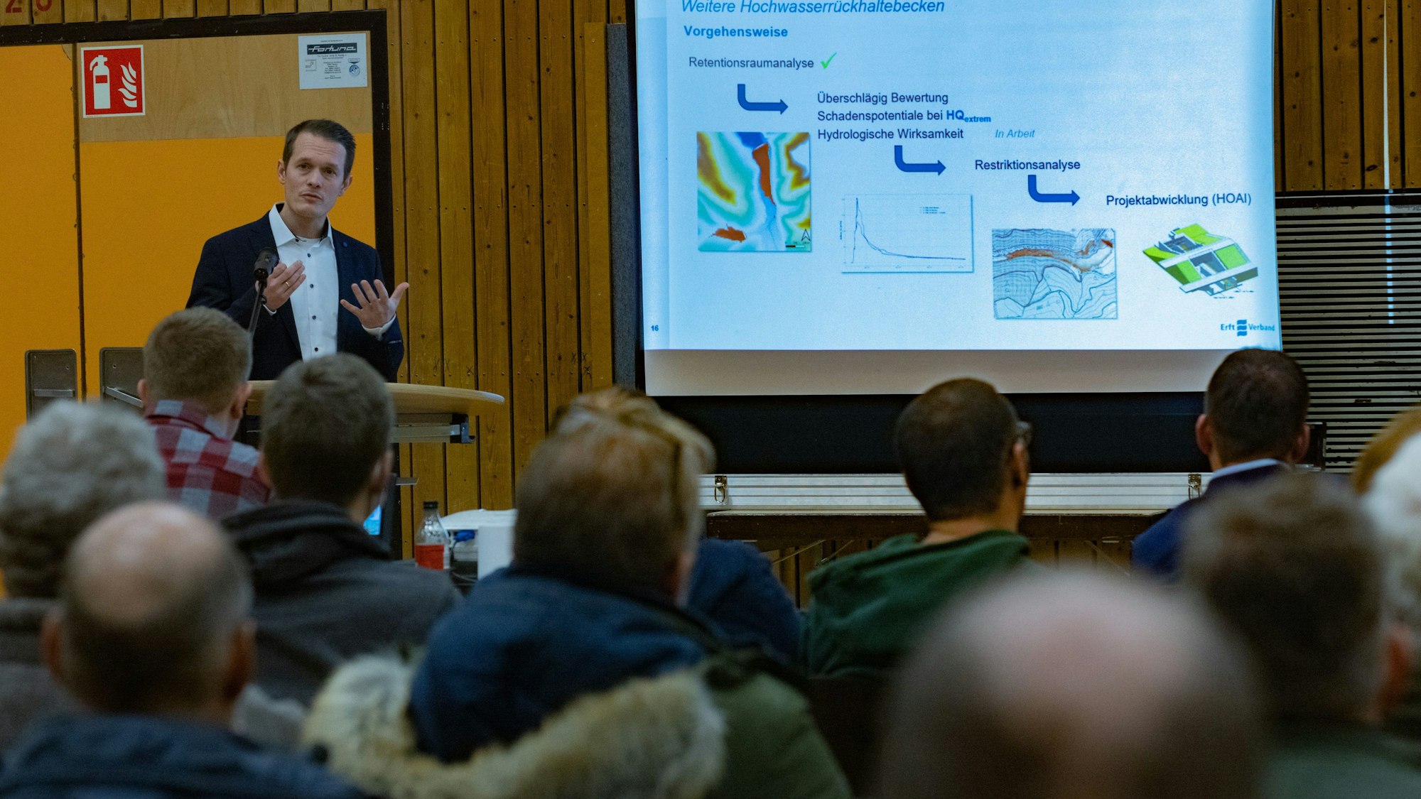 In der Mehrzweckhalle des Doppelorts Altendorf-Ersdorf hörten Bürger - viele von ihnen Betroffene der Flutkatastrophe - Daniel Bittner vom Erftverband zu.