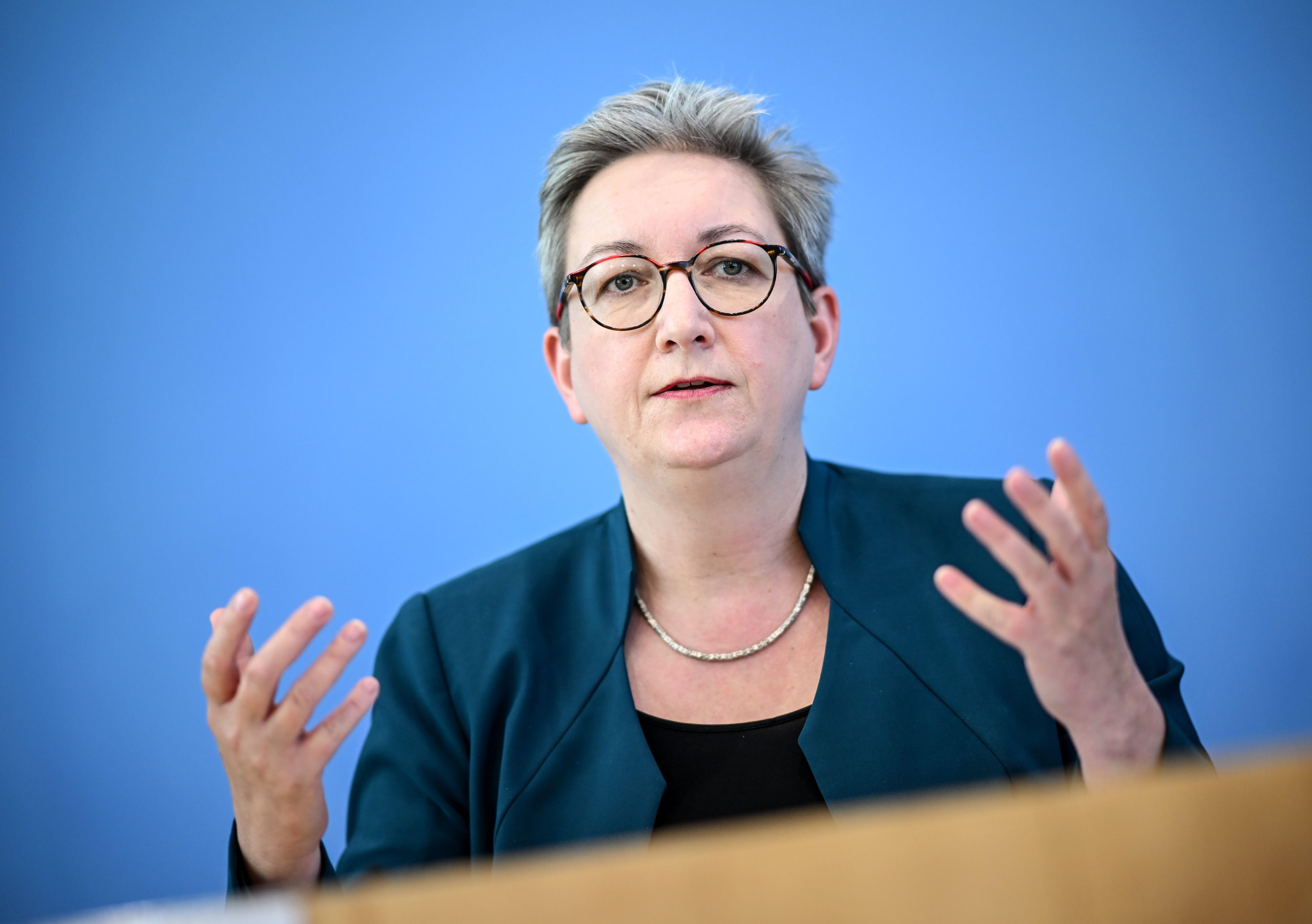 Bundesbauministerin Klara Geywitz am Rednerpult.
