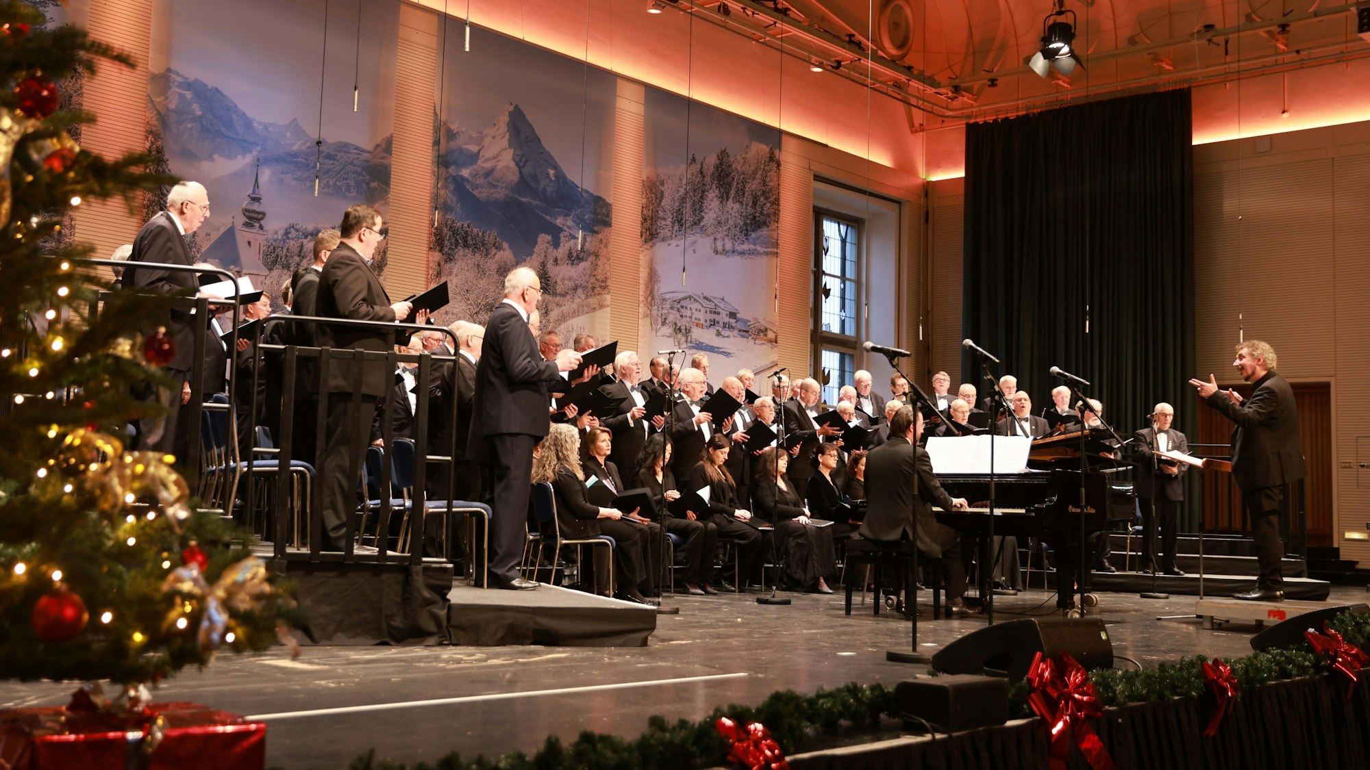 Vielstimmig und vielseitig: Der Kölner Deutz-Chor gab nach zwei Jahren Corona-Pause wieder ein eindrucksvolles Weihnachtskonzert im Kölner Gürzenich.