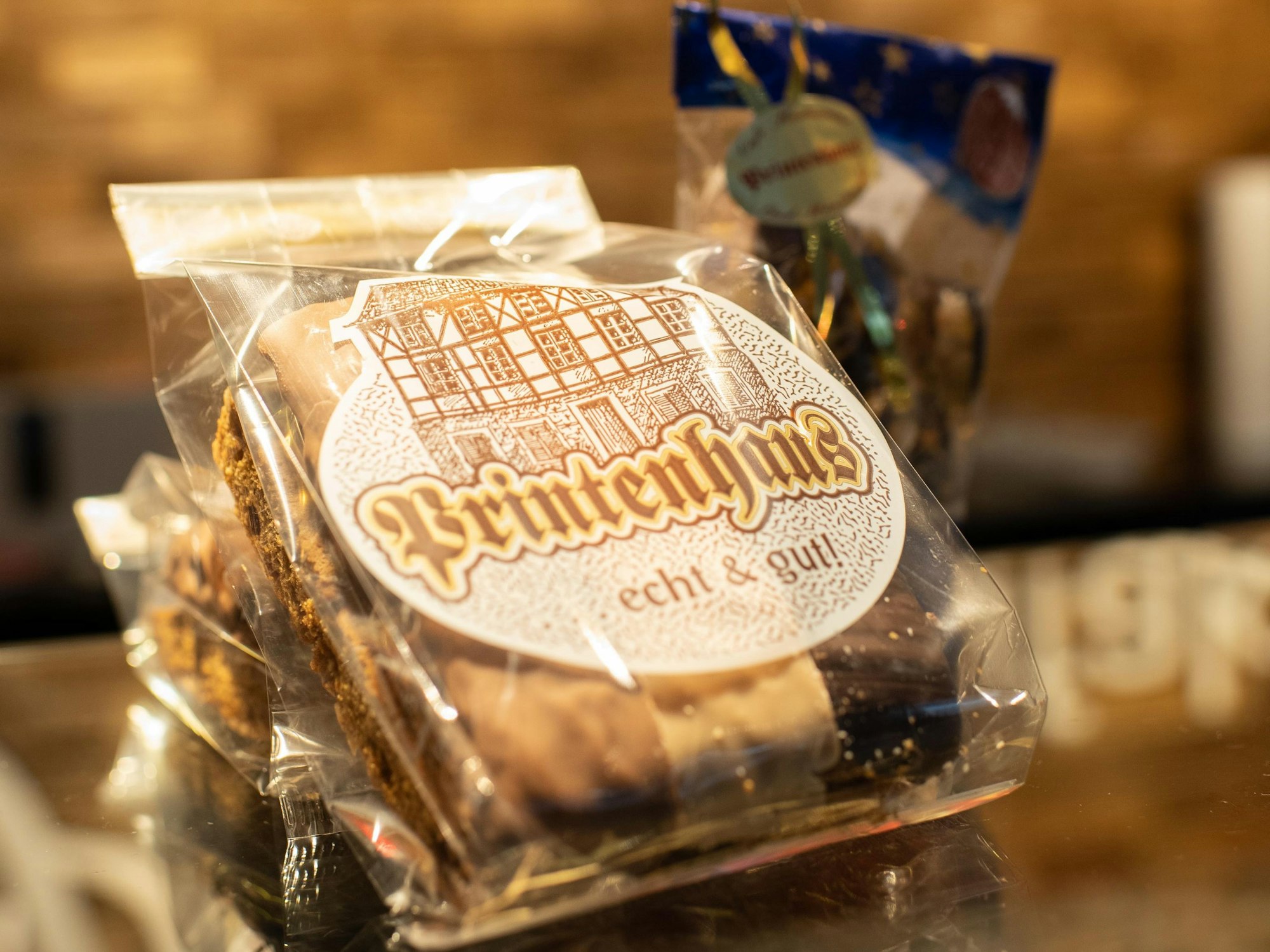 Eine Packung Printen liegt auf einer gläsernen Theke.