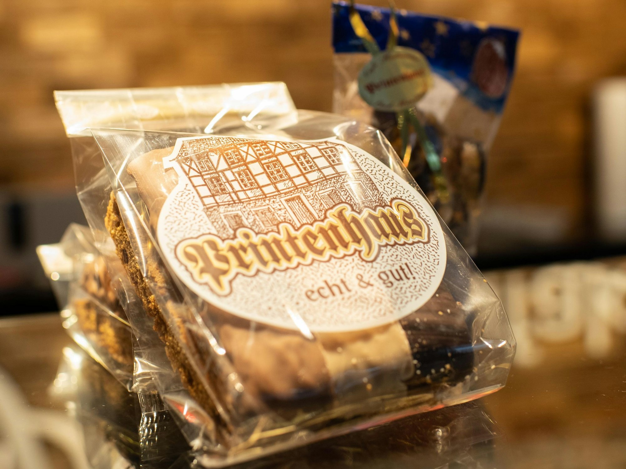 Eine Packung Printen liegt auf einer gläsernen Theke.