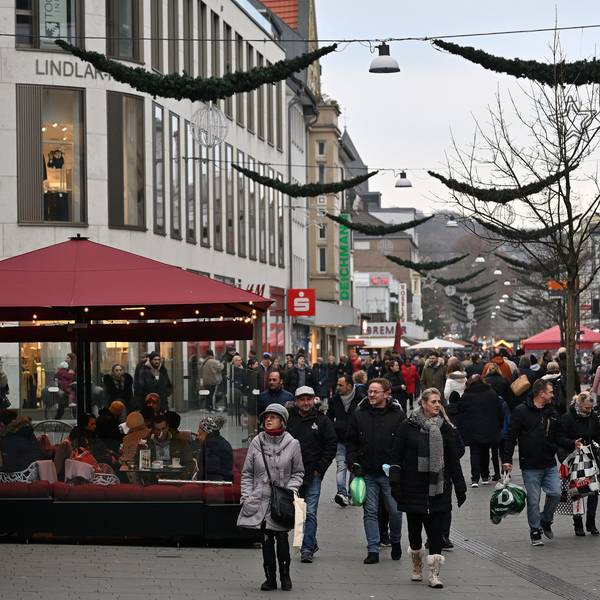 Die mit Menschen gefüllte Fußgängerzone in Bergisch Gladbach