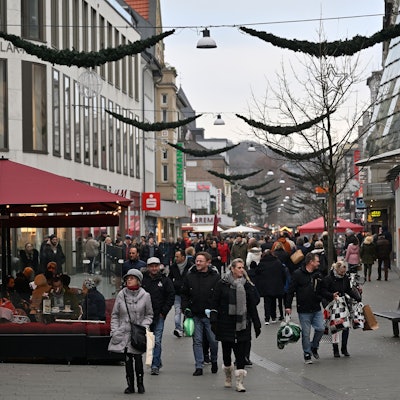Die mit Menschen gefüllte Fußgängerzone in Bergisch Gladbach