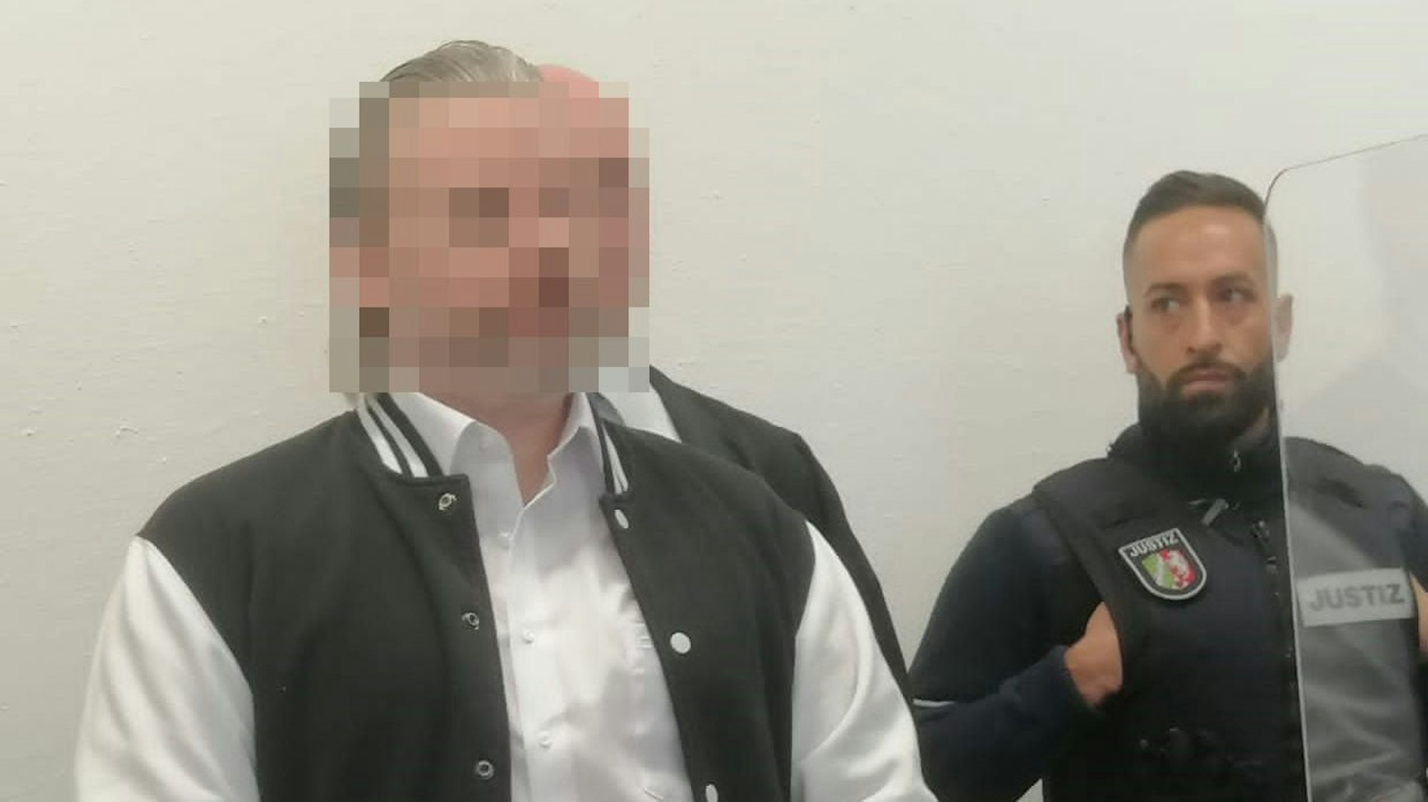 Das Foto zeigt den Angeklagten. Sein Gesicht ist mit Rücksicht auf seine Persönlichkeitsrechte gepixelt.