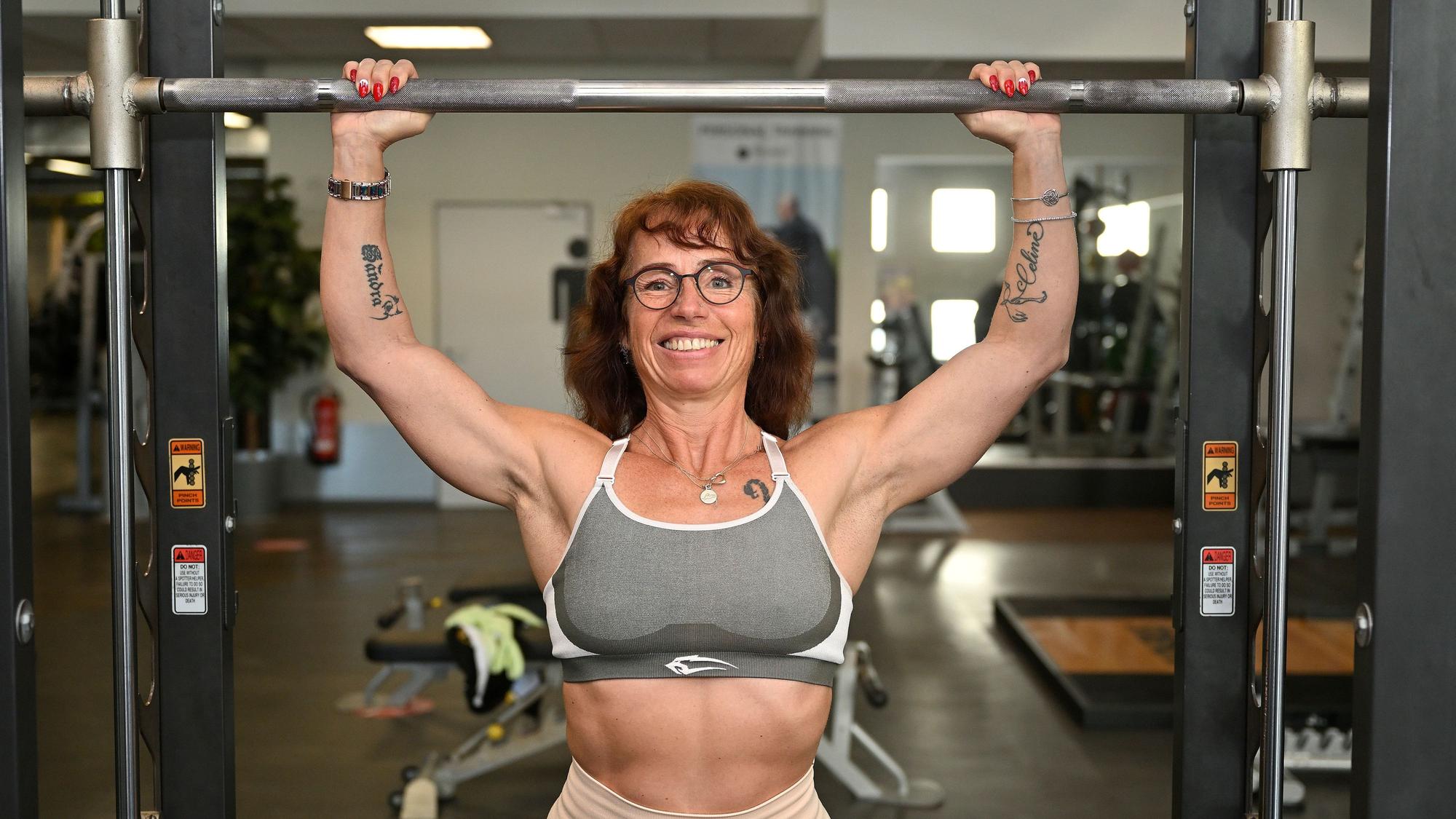 Bodybuilderin Ramona Przyborowski trainiert an einem Sportgerät.
