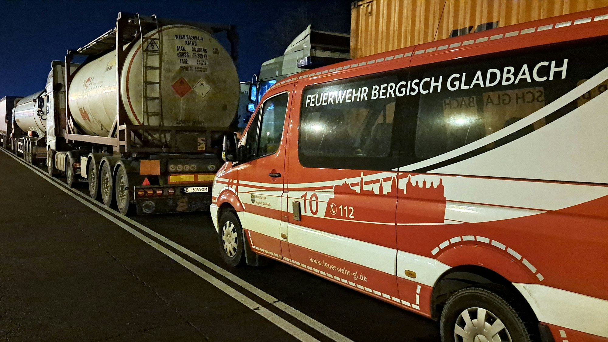 Das Feuerwehrauto mit Anhänger in der langen Schlange.