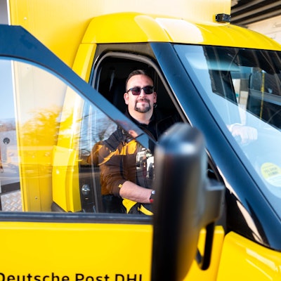 Zusteller Christoph Kompalka sitzt hinter dem Steuer des neuen Street-Scooter-Gigabox-Rechtslenkers.