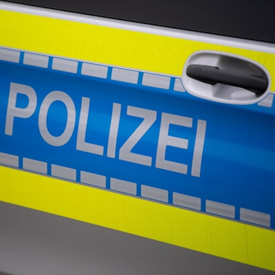 Das Foto zeigt einen Polizeiwagen.