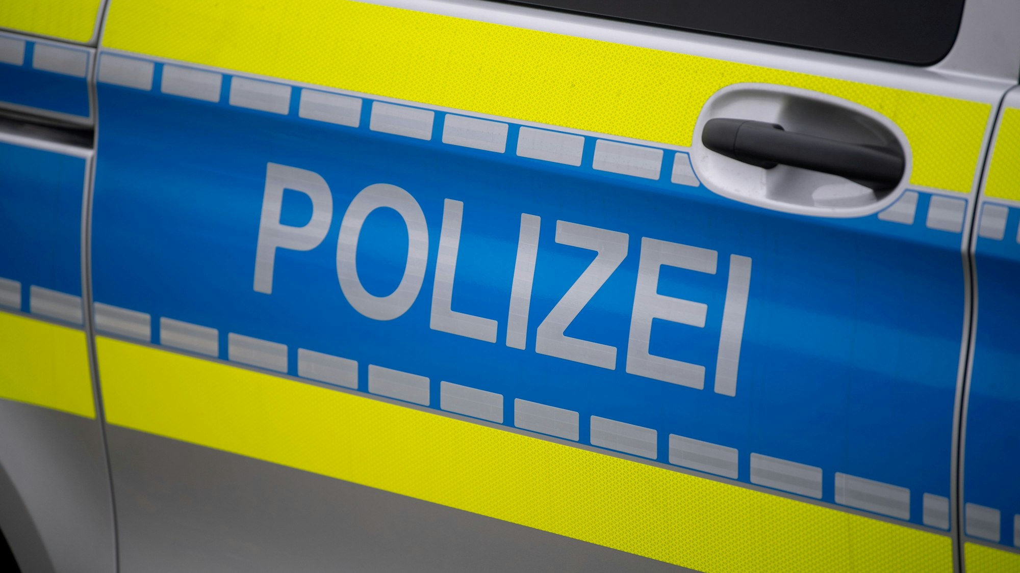 Das Foto zeigt einen Polizeiwagen.