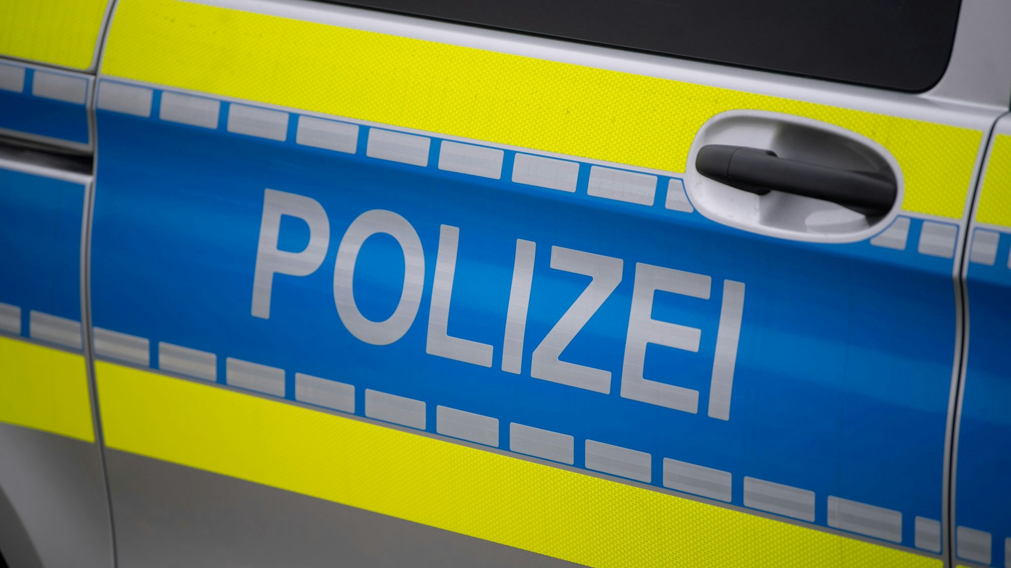 Das Symbolfoto zeigt einen Polizeiwagen.