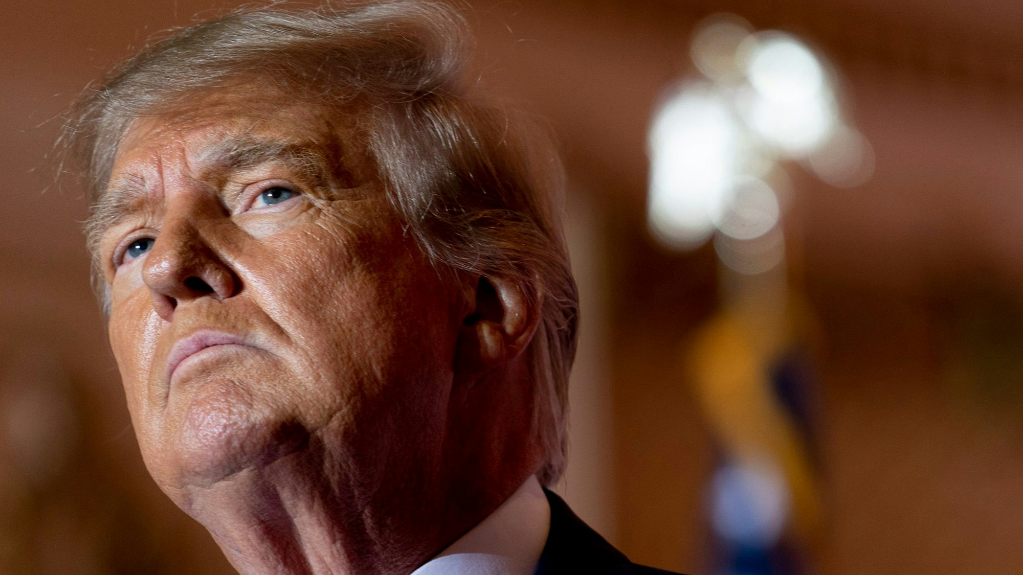 Donald Trump mit skeptischem Blick.