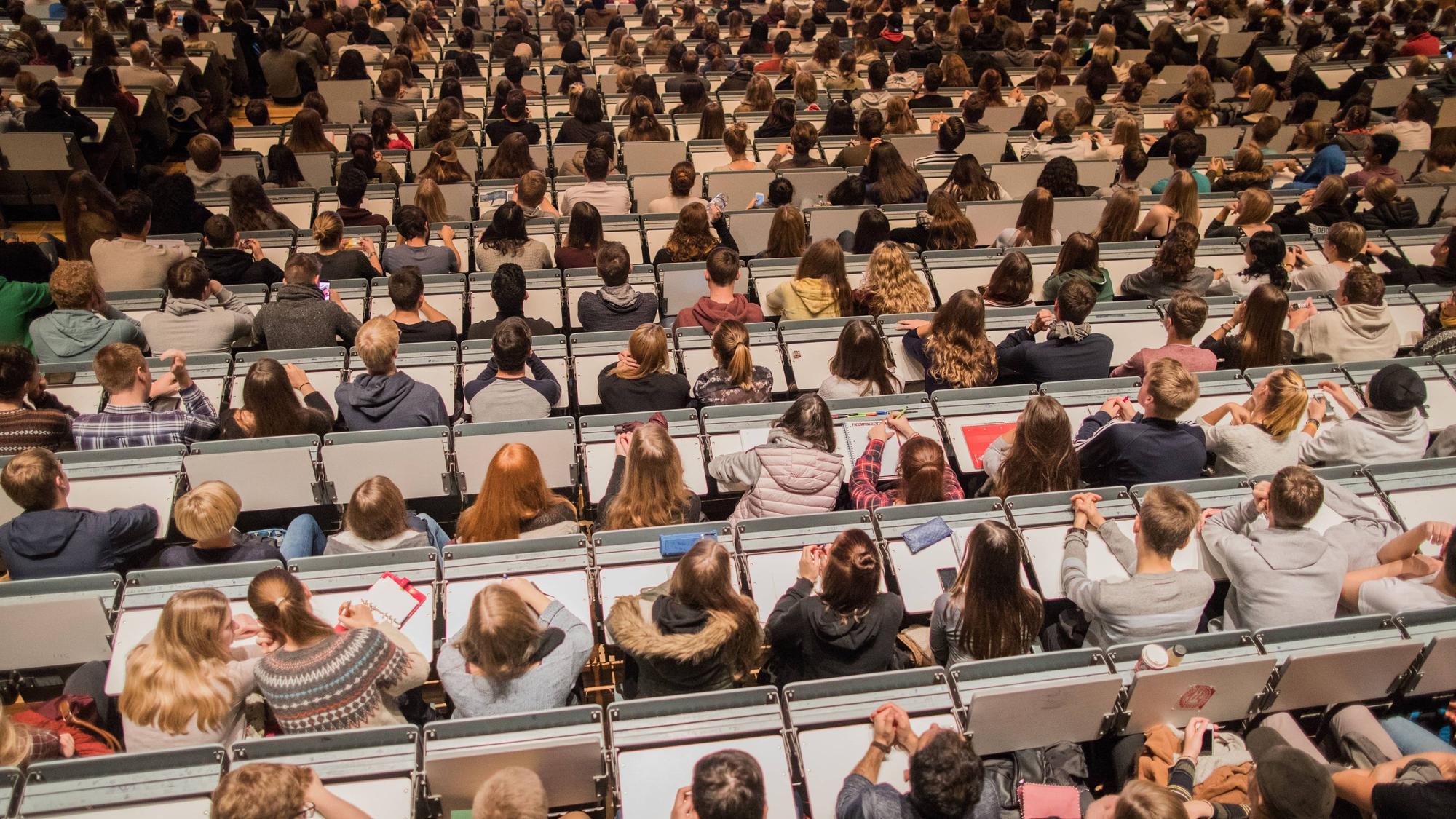 ARCHIV - Studenten verfolgen am 09.10.2017 im Hörsaal im Hauptgebäude der Universität zu Köln in Köln (Nordrhein-Westfalen) die Erstsemesterbegrüßung. NRW erwartet einer Studie zufolge auch in den kommenden Jahrzehnten einen Ansturm auf die Hochschulen. (zu dpa/lnw «Studie: An den Hochschulen bleibt es voll» vom 13.12.2017) Foto: Rolf Vennenbernd/dpa +++ dpa-Bildfunk +++
