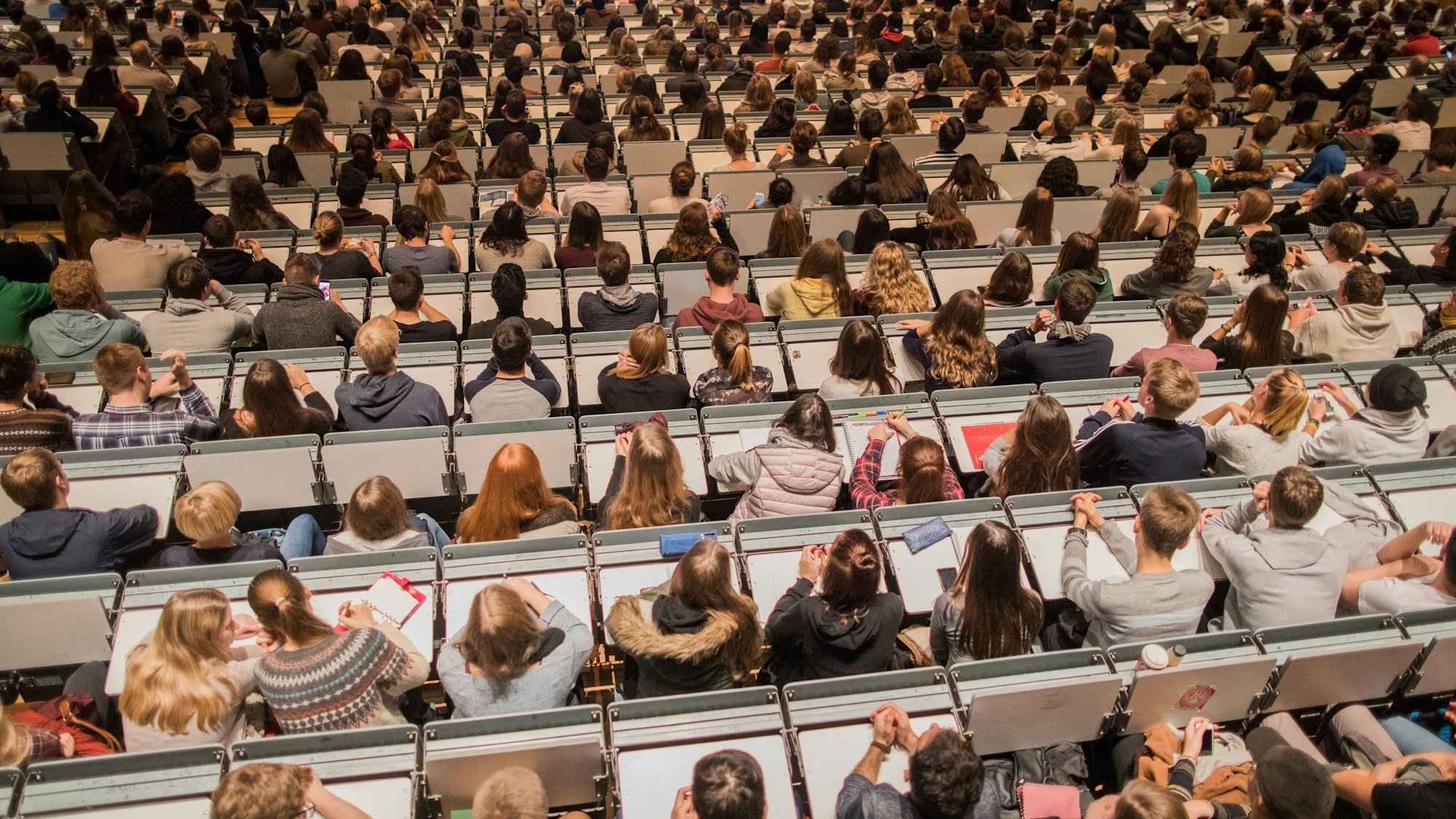 ARCHIV - Studenten verfolgen am 09.10.2017 im Hörsaal im Hauptgebäude der Universität zu Köln in Köln (Nordrhein-Westfalen) die Erstsemesterbegrüßung. NRW erwartet einer Studie zufolge auch in den kommenden Jahrzehnten einen Ansturm auf die Hochschulen. (zu dpa/lnw «Studie: An den Hochschulen bleibt es voll» vom 13.12.2017) Foto: Rolf Vennenbernd/dpa +++ dpa-Bildfunk +++