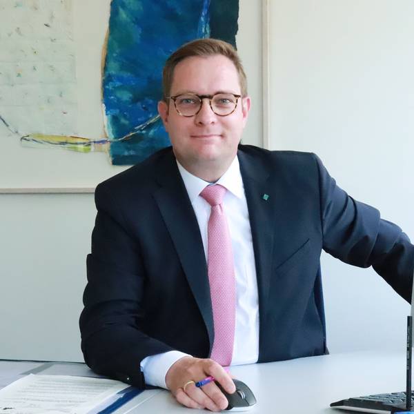 Thore Eggert, Kämmerer der Stadt Bergisch Gladbch, sitzt an seinem Schreibtisch.