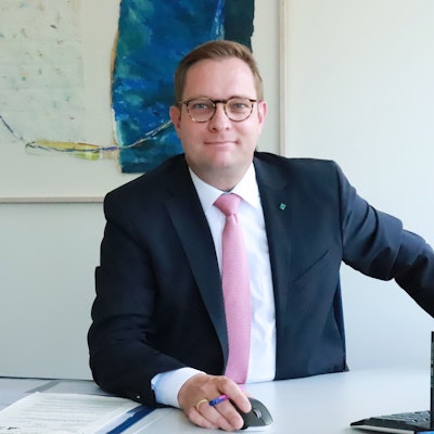 Thore Eggert, Kämmerer der Stadt Bergisch Gladbch, sitzt an seinem Schreibtisch.