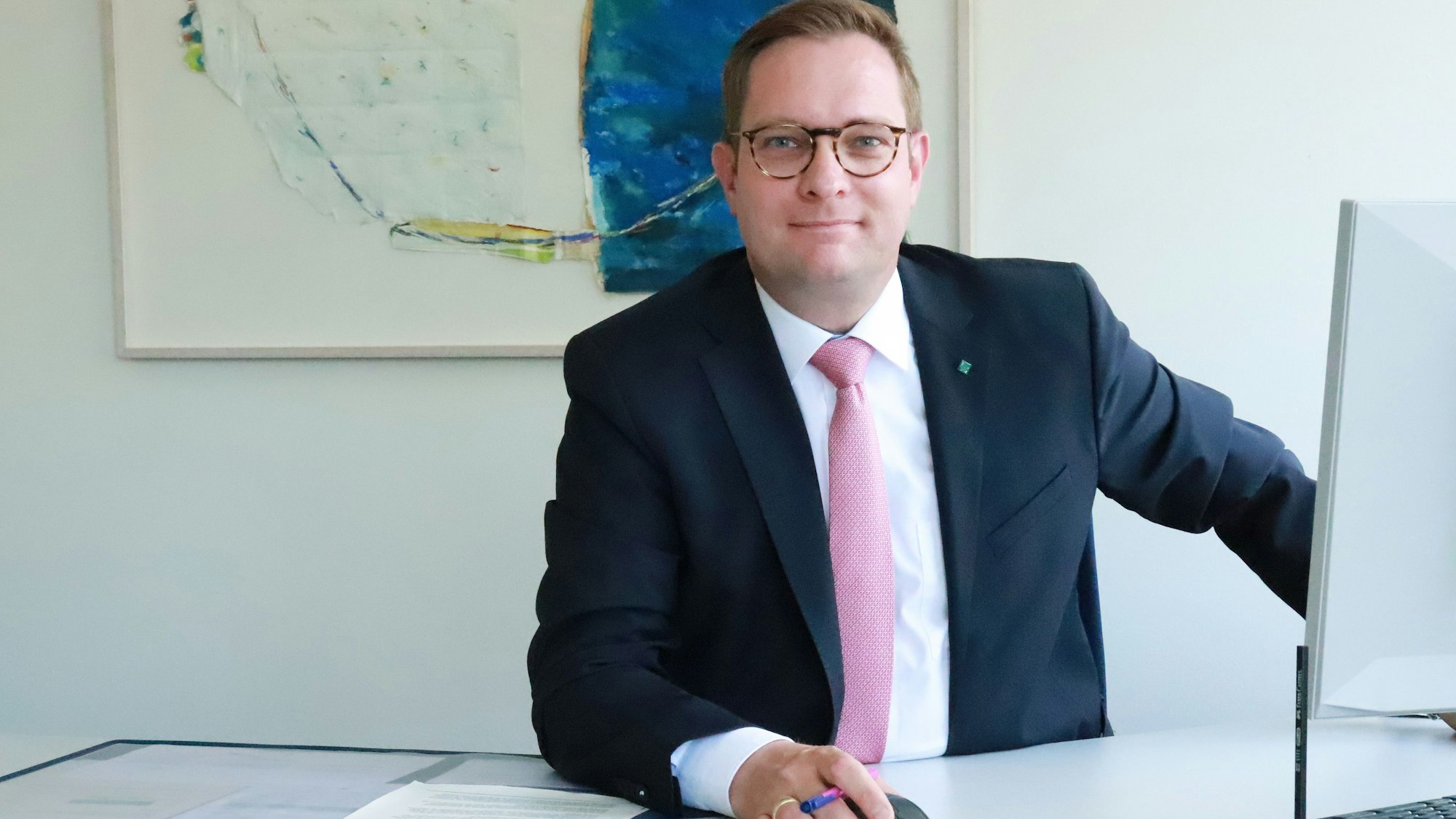 Thore Eggert, Kämmerer der Stadt Bergisch Gladbch, sitzt an seinem Schreibtisch.