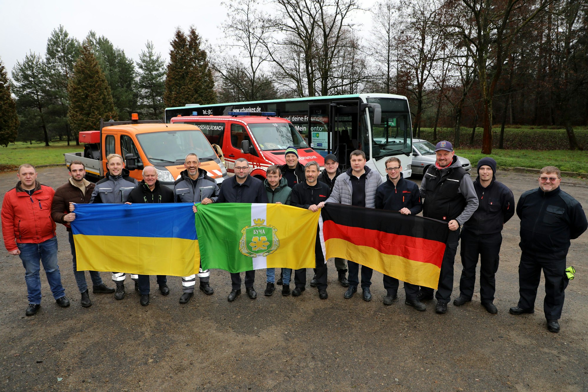 In der Ukraine übergeben die deutschen Hilfskonvoifahrer Bus, Ford Escort (hinten (r.), Kreisbauhof-Pritsche mit Feuerlöschanhänger (l.) an die Partner aus Butscha und fahren im Feuerwehrwagen zurück.