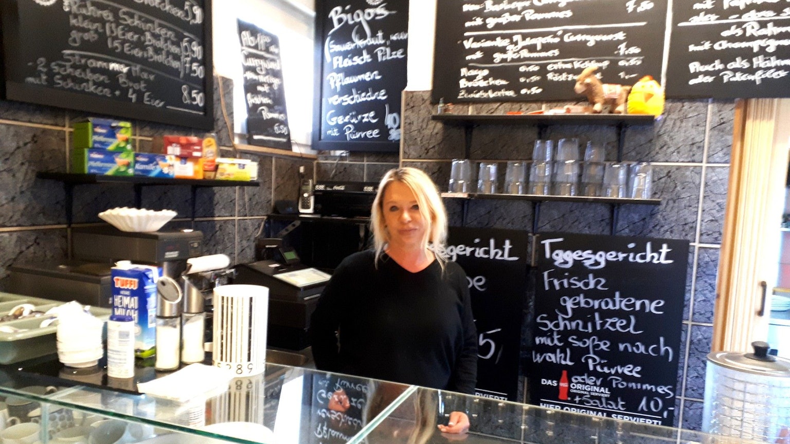 Besitzerin Jolanta Ibrom hinter der Theke des Hafenlokals „Atempause".