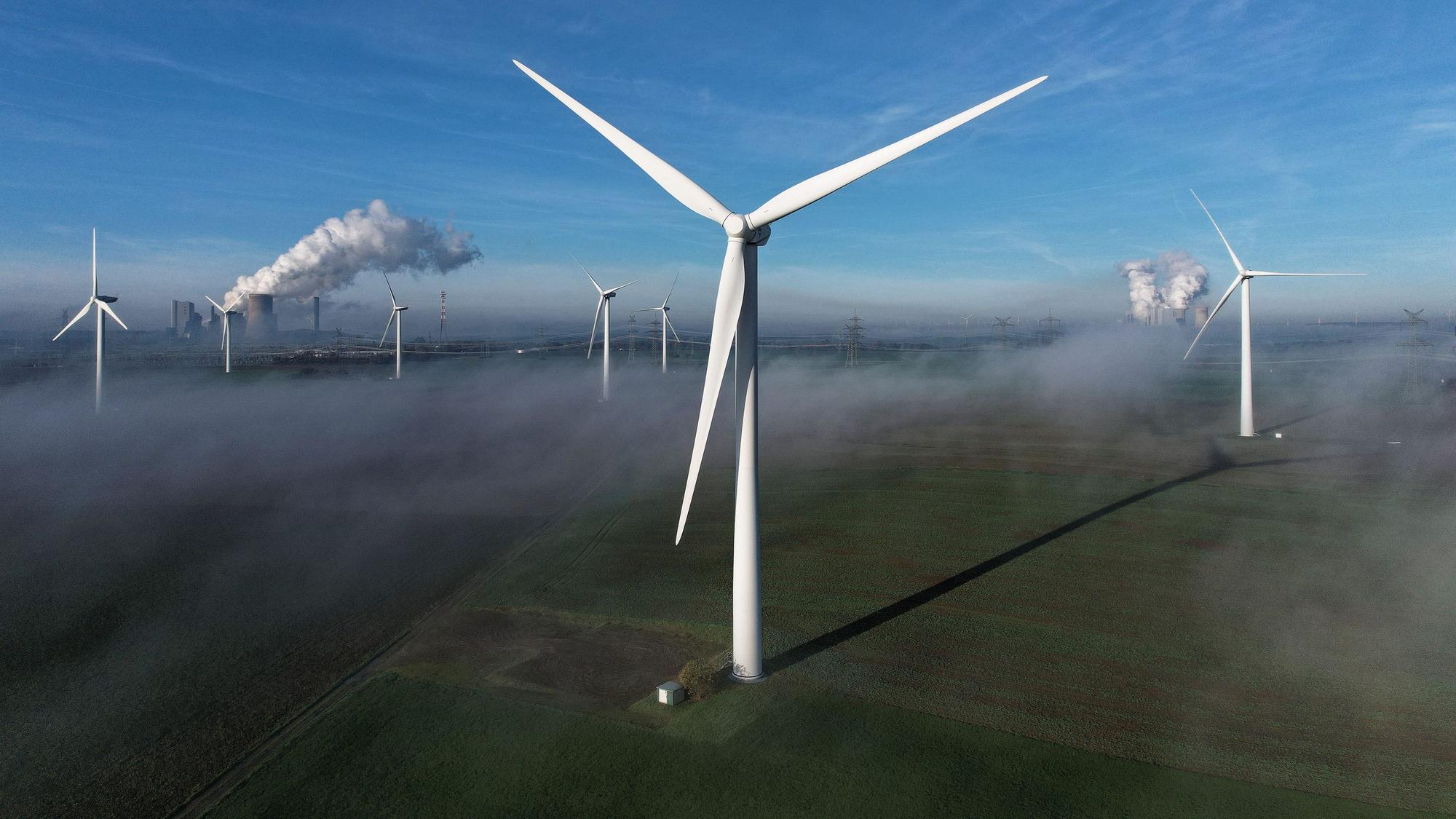 Windräder stehen auf einer Anhöhe bei Bergheim