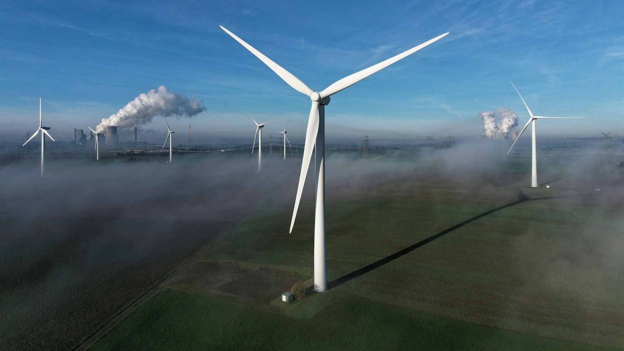 Windräder stehen auf einer Anhöhe bei Bergheim