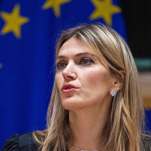Die griechische Politikerin und Vizepräsidentin des Europäischen Parlaments Eva Kaili spricht während der Verleihung des Europäischen Buchpreises in Brüssel. Sie sieht ernst aus. Im Hintergrund ist die EU-Flagge.