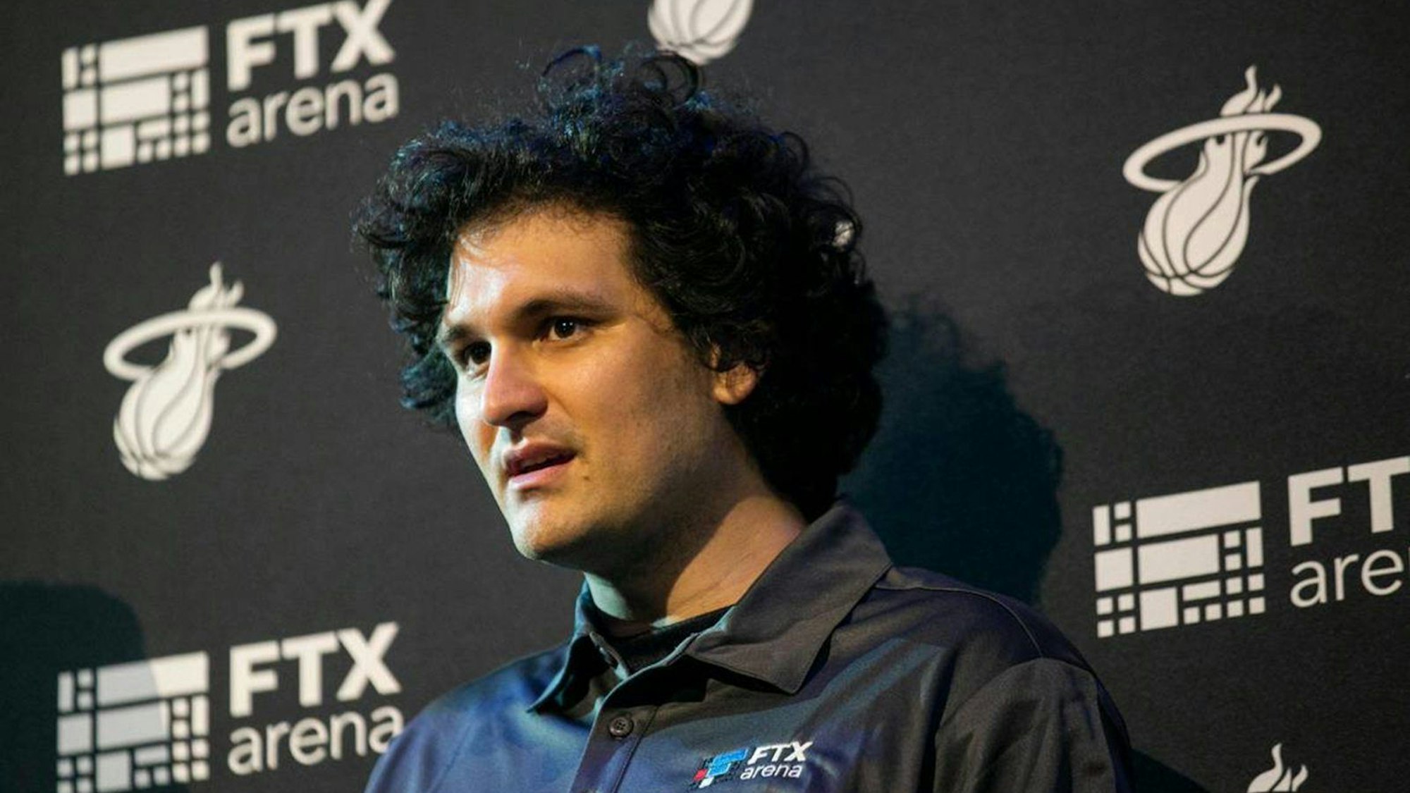 FTX-CEO Sam Bankman-Fried nimmt an einer Pressekonferenz in der FTX Arena in Miami teil.
