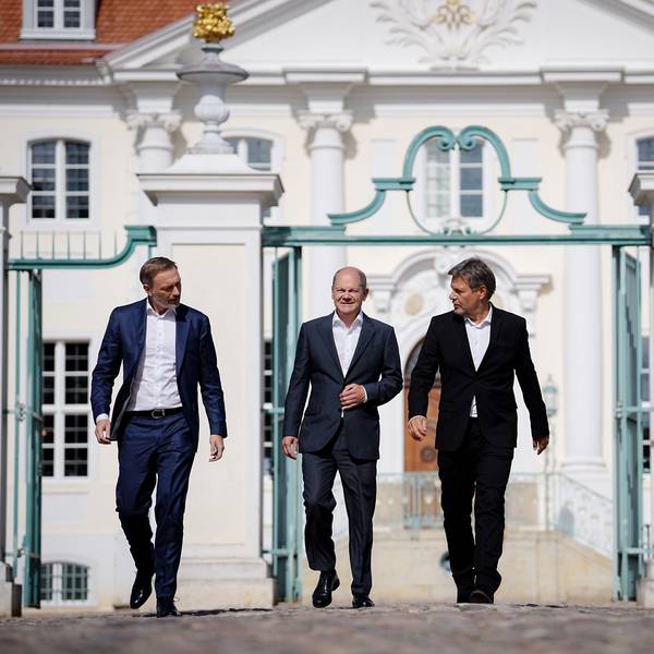 Bundeskanzler Olaf Scholz (SPD - M), Robert Habeck (Bündnis 90/Die Grünen -r), Bundesminister für Wirtschaft und Klimaschutz, und Christian Lindner (FDP), Bundesminister der Finanzen, kommen zum Ende der Klausur des Bundeskabinetts vor dem Schloss Meseberg zur abschließenden Pressekonferenz.