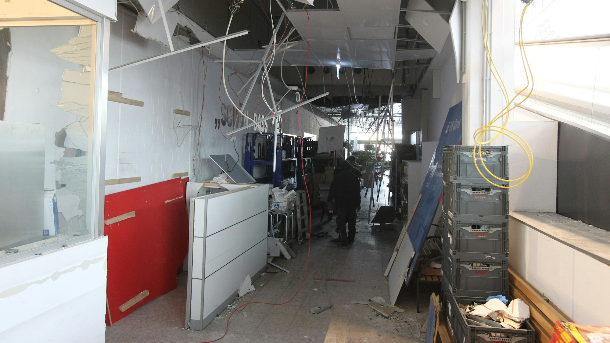 Kabel hängen aus der Decke, eine Scheibe ist zerstört.