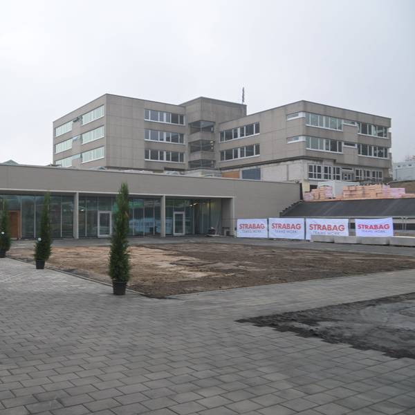 Am Rösrather Freiherr-vom-Stein-Schulzentrum soll das Dach des neuen Zentralbaus mit Mensa als eine Art zusätzliche Schulhoffläche genutzt werden. Dazu ist die Sicherung durch ein Geländer erforderlich.