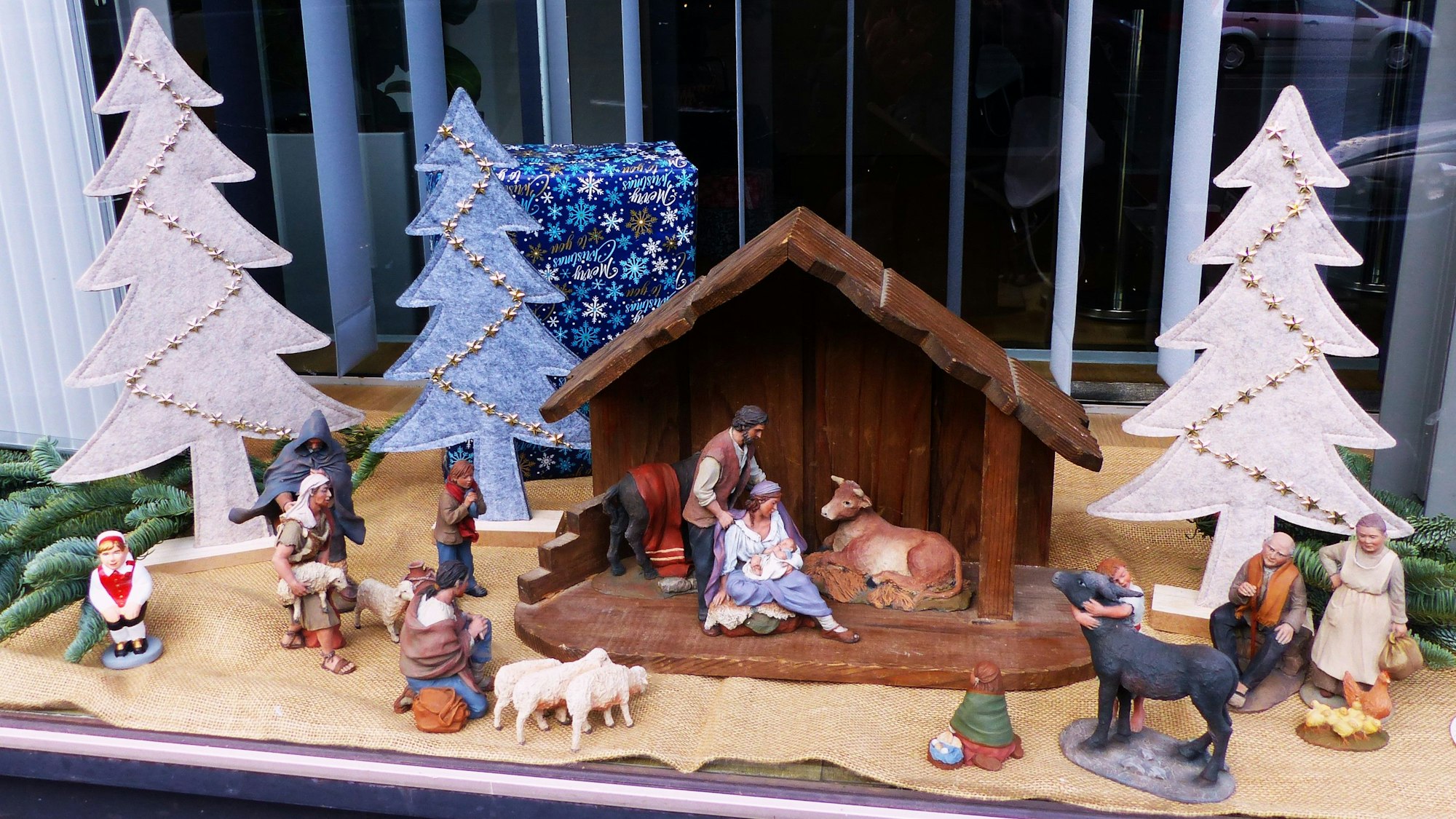 Beim Mieterverein Köln steht eine Krippe aus Barcelona von der katalanischen Künstlerin Montserrat Ribesbeim.