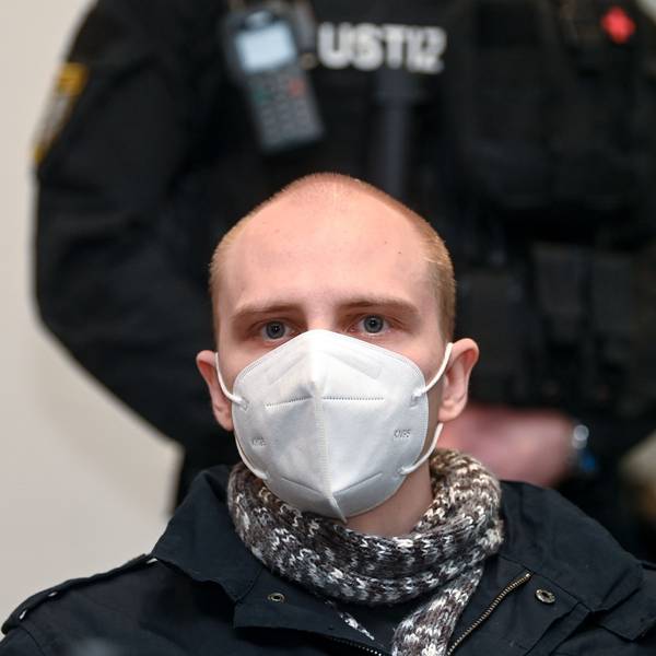 Der Angeklagte Stephan Balliet sitzt am 26. Prozesstag im Saal des Landgerichts.