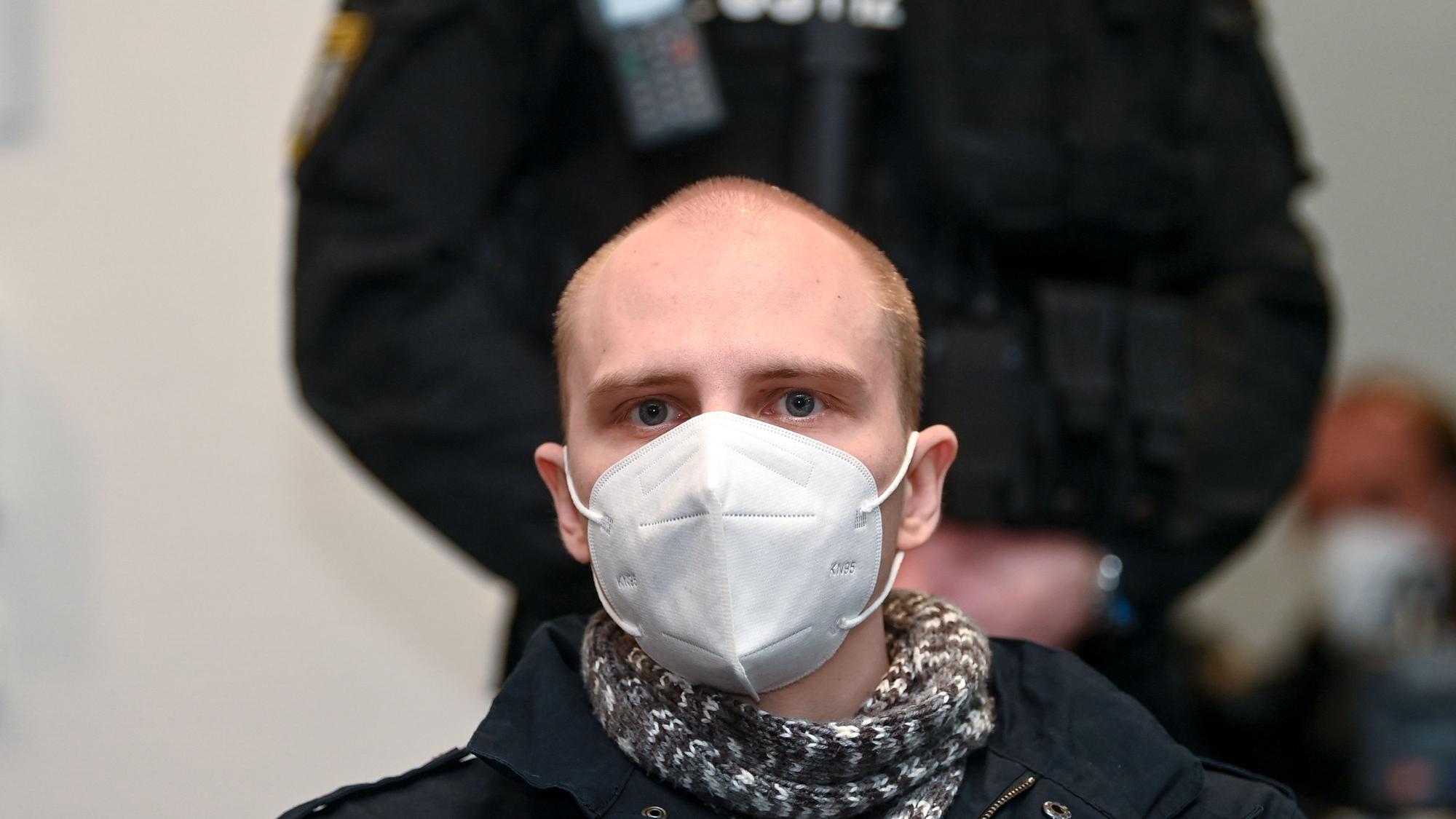 Der Angeklagte Stephan Balliet sitzt am 26. Prozesstag im Saal des Landgerichts.