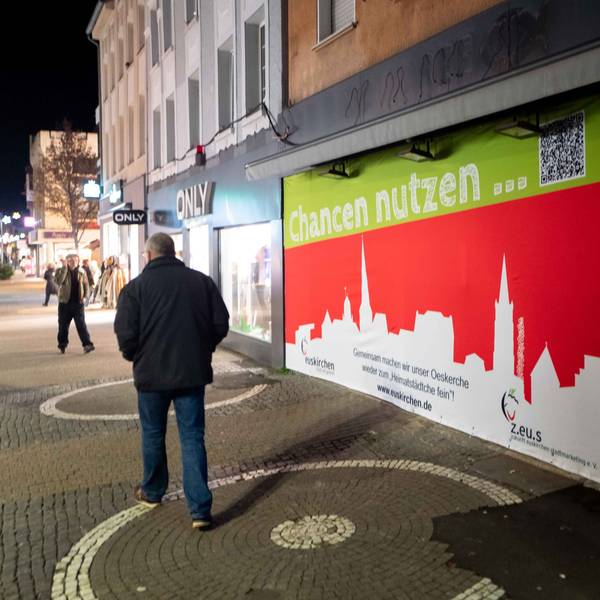 In der Innenstadt von Euskirchen klebt ein Plakat mit der Aufschrift „Chancen nutzen“ am Schaufenster eines Geschäfts, das bei der Flut zerstört worden ist.