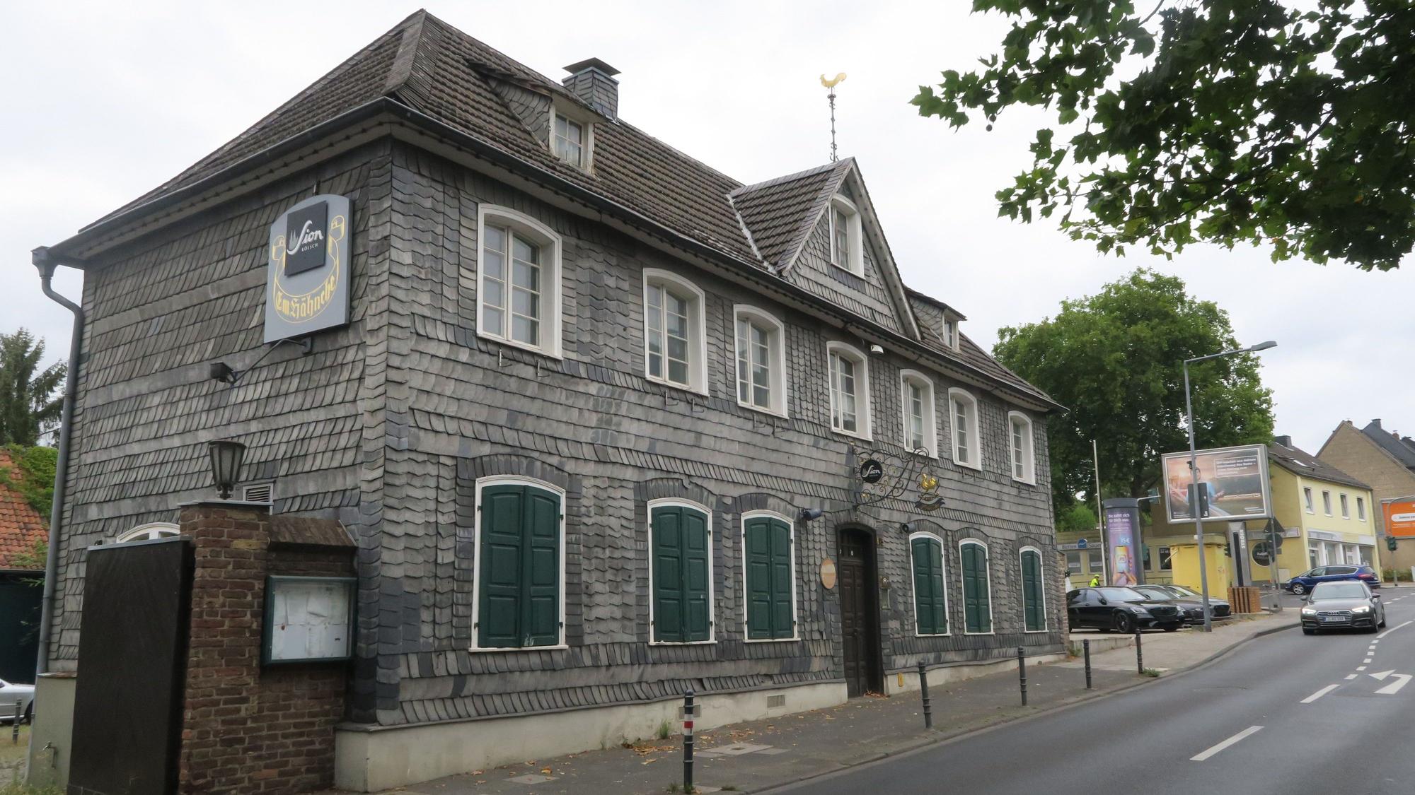 Das Gasthaus "Em Hähnche" in Brück von außen.
