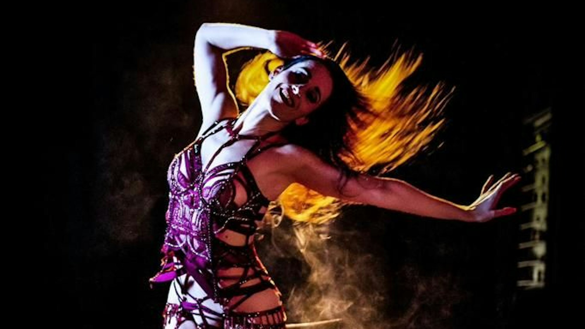 Burlesque Tänzerin Parfait de la Neige tanzt in der Bar „Echtzeit“.