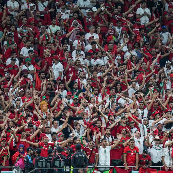 Marokkanische Fans bejubeln ihre Mannschaft.