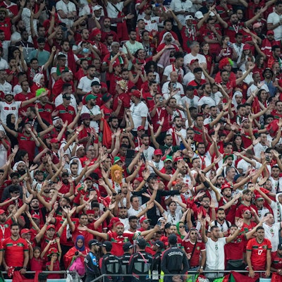 Marokkanische Fans bejubeln ihre Mannschaft.