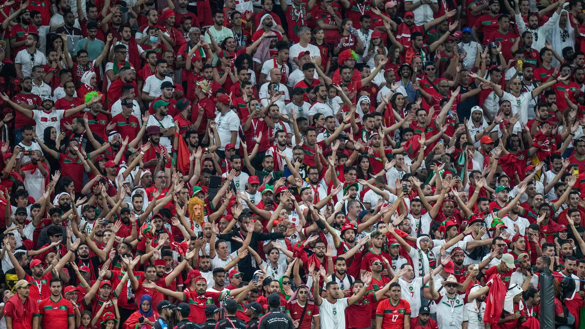 Marokkanische Fans bejubeln ihre Mannschaft.