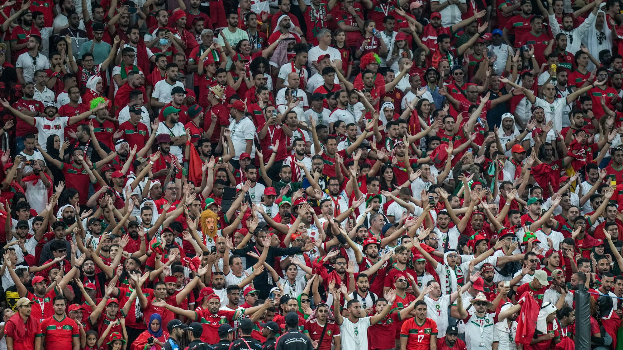 Marokkanische Fans bejubeln ihre Mannschaft.