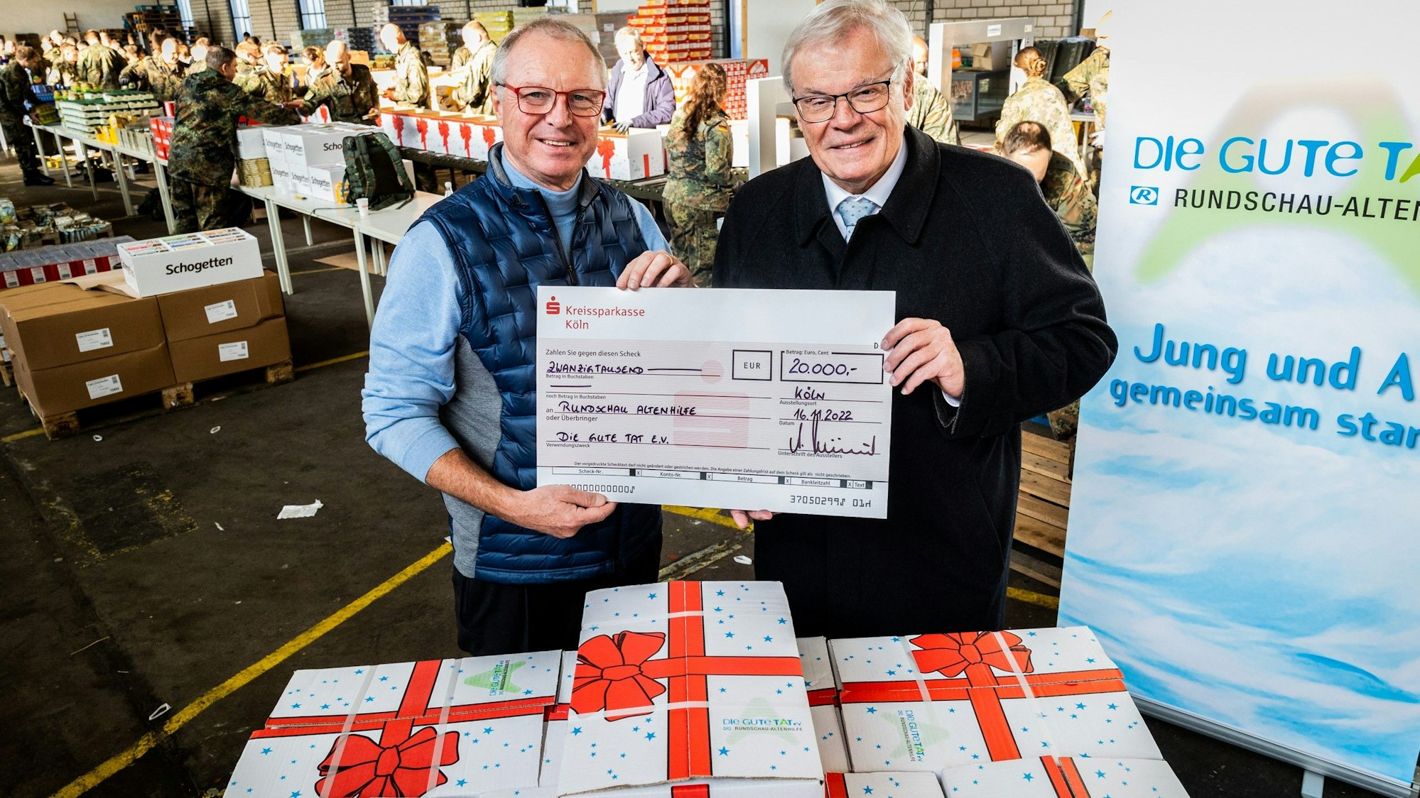 Hilfe seit vielen Jahren: Den Scheck überreichte Vorstandsvorsitzender Alexander Wüerst (l.) dieses Mal in der Lüttich-Kaserne in Köln-Longerich an Helmut Heinen, den Vorsitzenden der Rundschau-Altenhilfe.