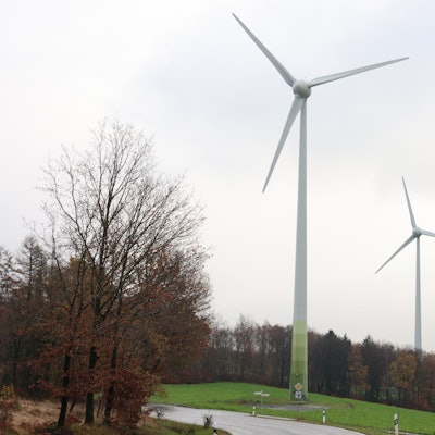 Oberhalb der Ortschaft Wendershagen in Morsbach stehen auf den Wiesen zwei Windräder.