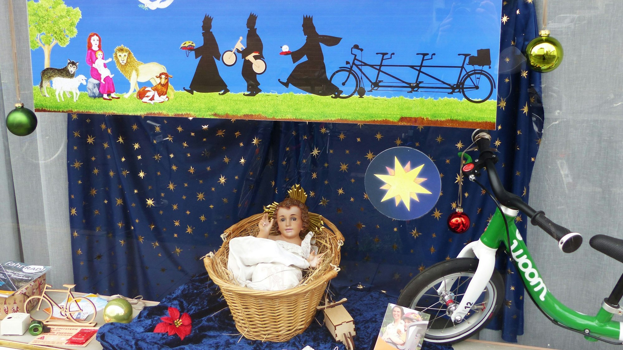Die Krippe des Allgemeinen Deutschen Fahrrad-Clubs stellt Fahrräder in den Mittelpunkt. Das Jesuskind liegt in einem geflochtenen Fahrradkorb.