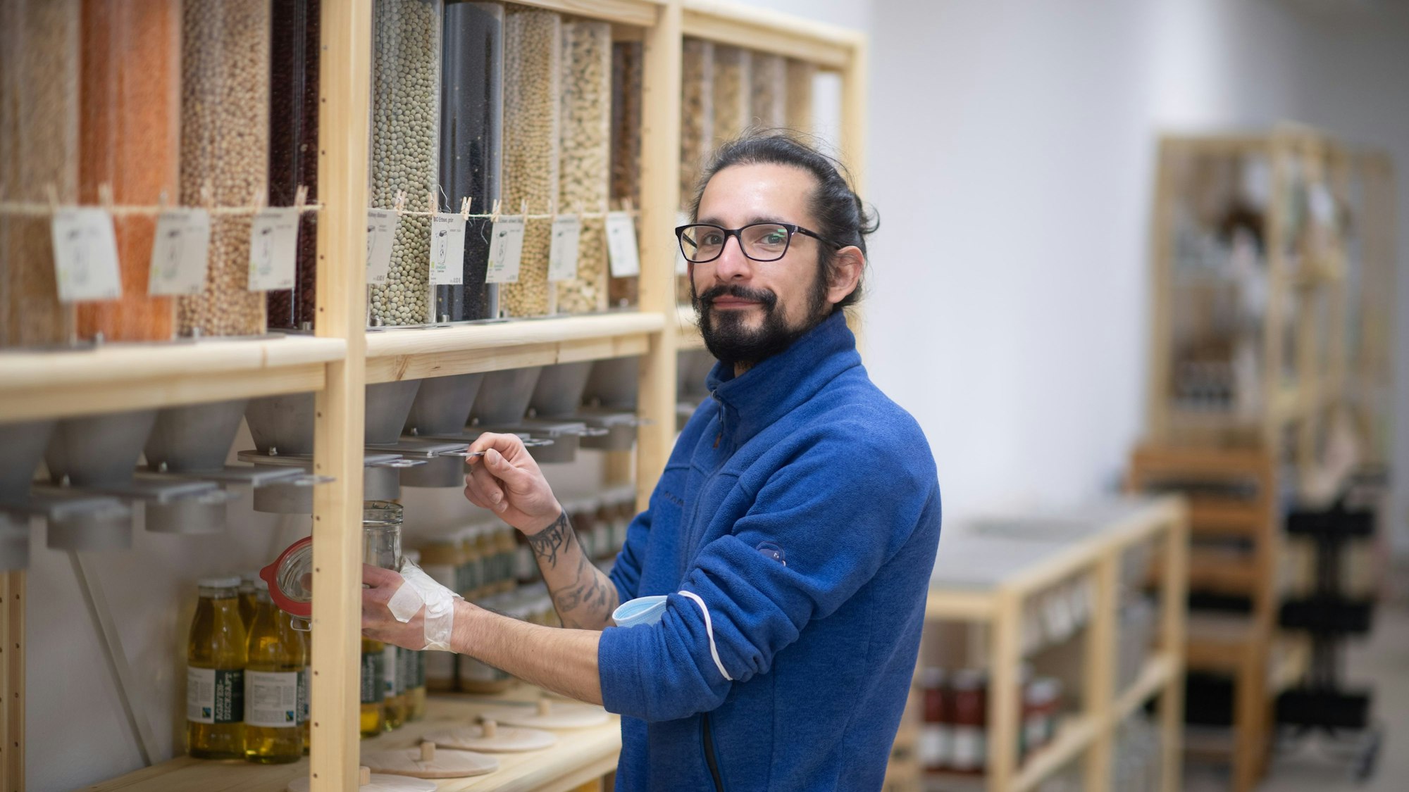 Emrah Salihi steht in seinem Unverpackt-Laden