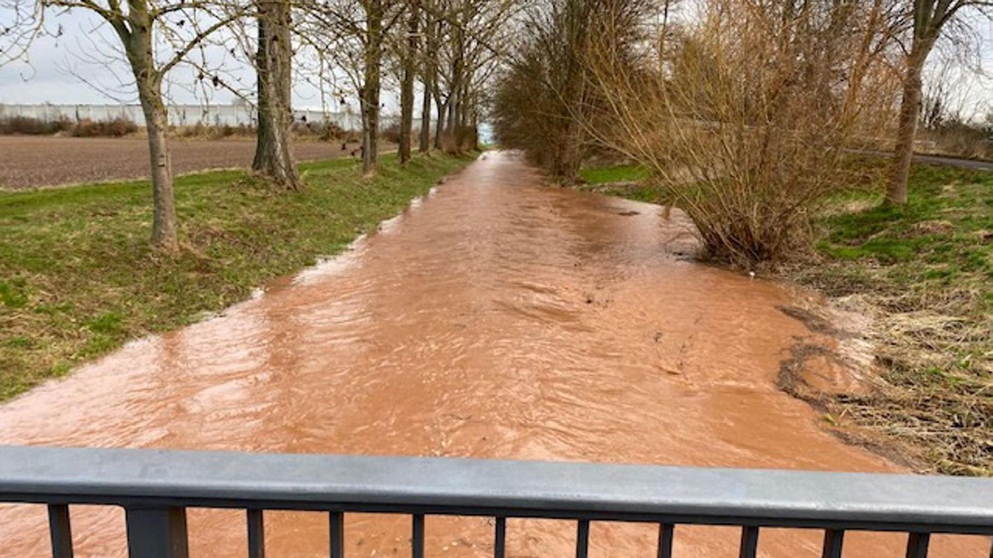 Der Rotbach bei Dirmerzheim tritt über die Ufer.