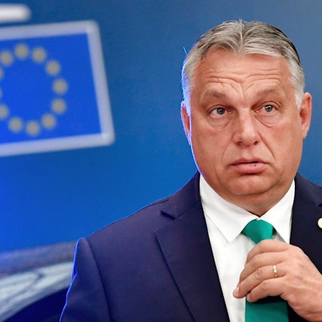 Ungarns Ministerpräsident Viktor Orban trifft zum EU-Gipfel im Gebäude des Europäischen Rates ein. Er sieht angespannt aus und runzelt die Stirn.