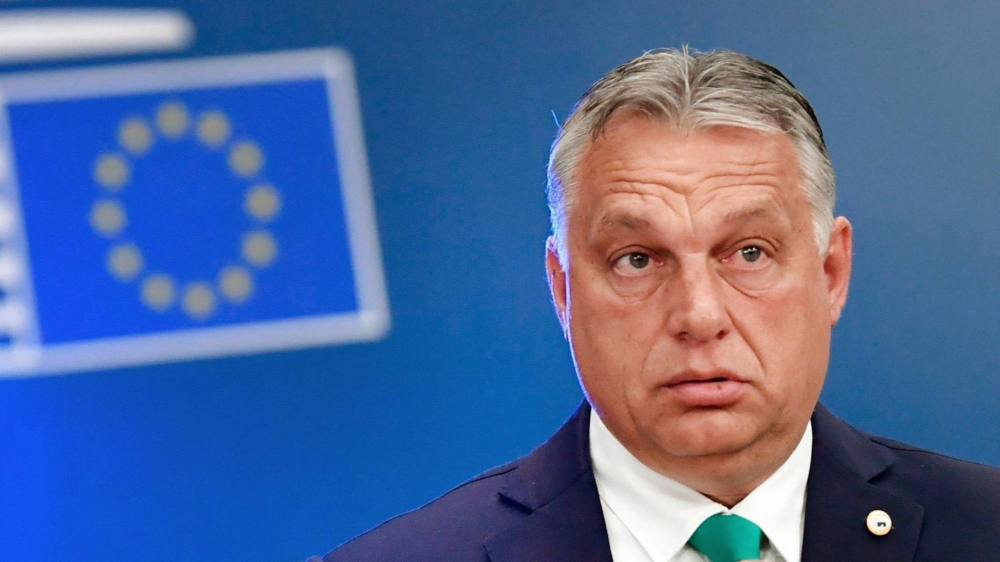 Ungarns Ministerpräsident Viktor Orban trifft zum EU-Gipfel im Gebäude des Europäischen Rates ein. Er sieht angespannt aus und runzelt die Stirn.