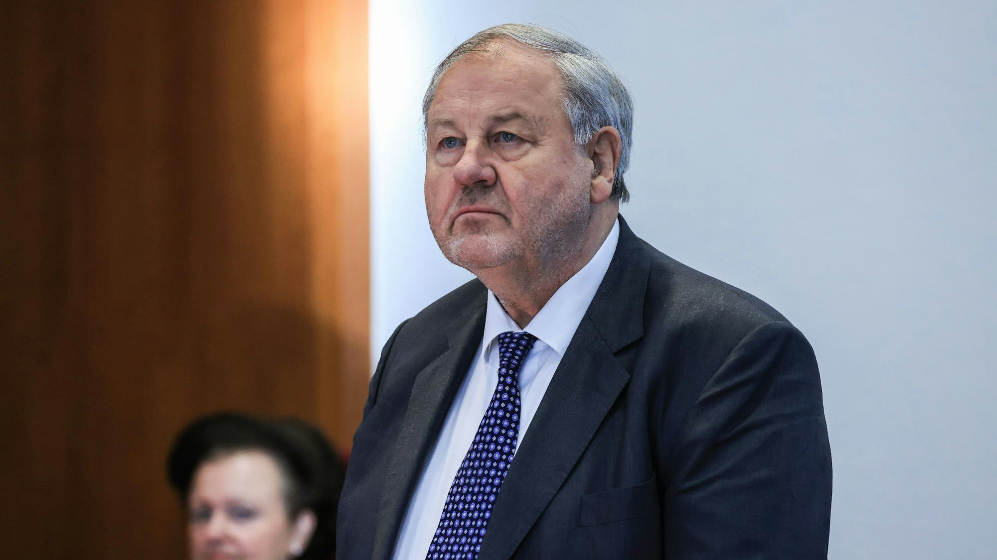 Hanno Berger, Steueranwalt, steht vor der Urteilsverkündung im Gerichtssaal.