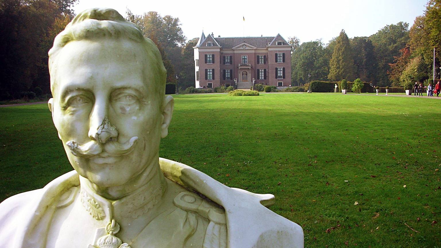 Die Büste von Kaiser Wilhelm II. vor dem niederländischen Landschloss Doorn unweit von Utrecht.