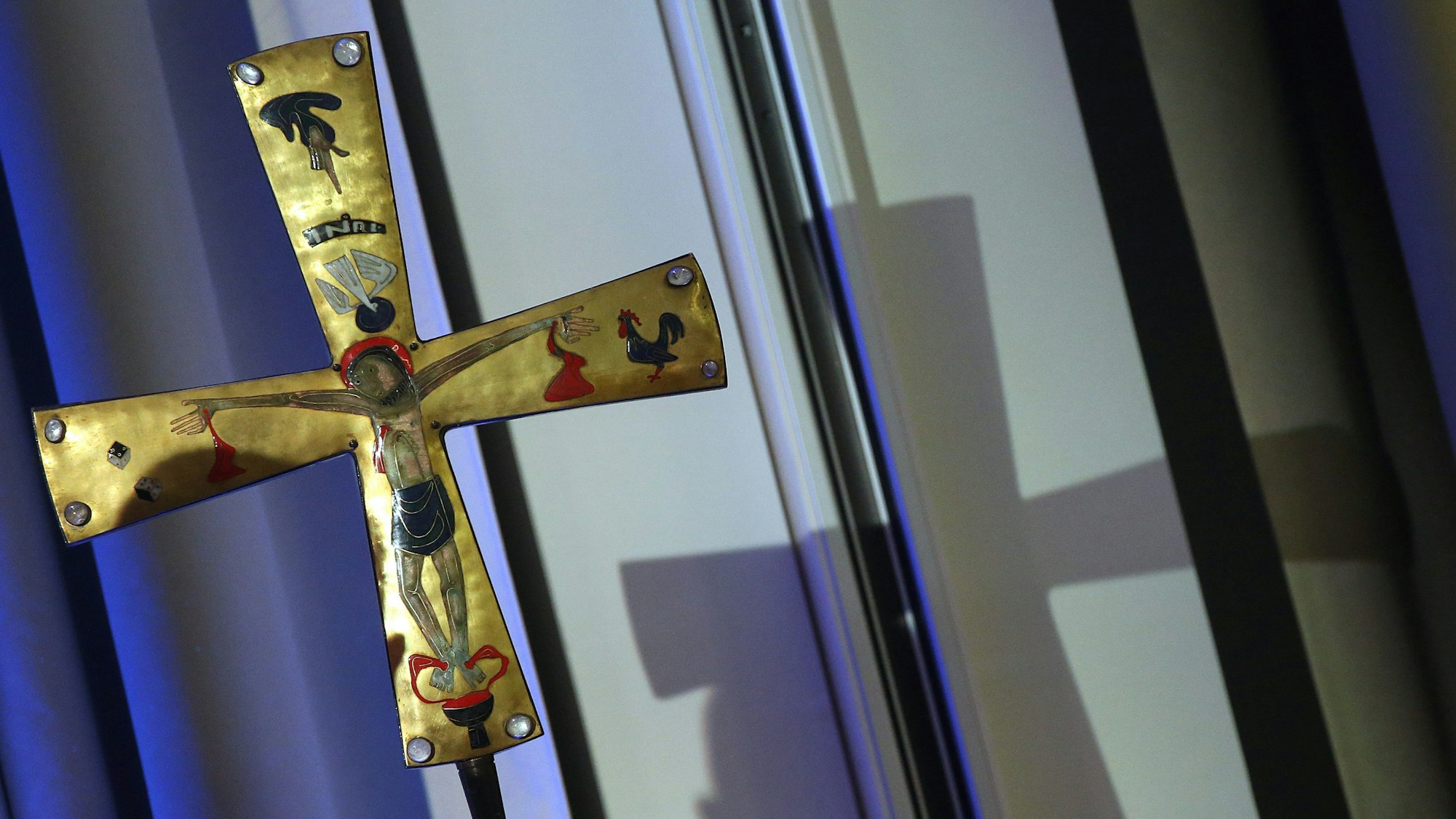 09.12.2022, Berlin: Ein Kreuz ist zu Beginn der Herbstvollversammlung des Zentralkomitees der deutschen Katholiken (ZdK) im Konferenzsaal aufgestellt worden. +