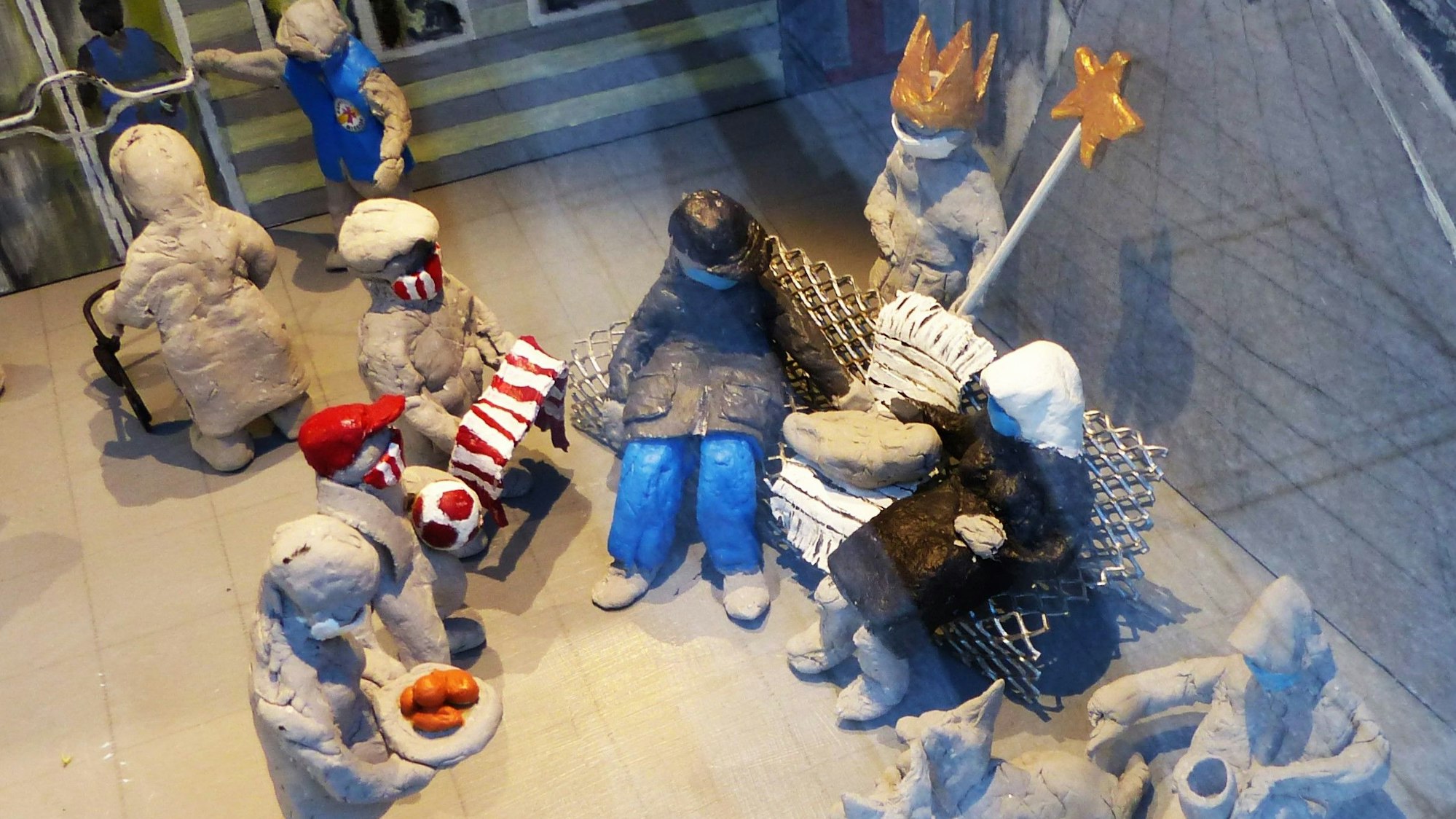 In der Krippe der Bahnhofsmission ruhen Maria und Josef auf einer Metallbank an Gleis 1E.